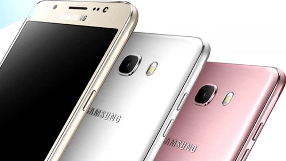 Trzy smartfony Samsung różnych kolorów (złoty, srebrny i różowy) widoczne z perspektywy przodu i tyłu.