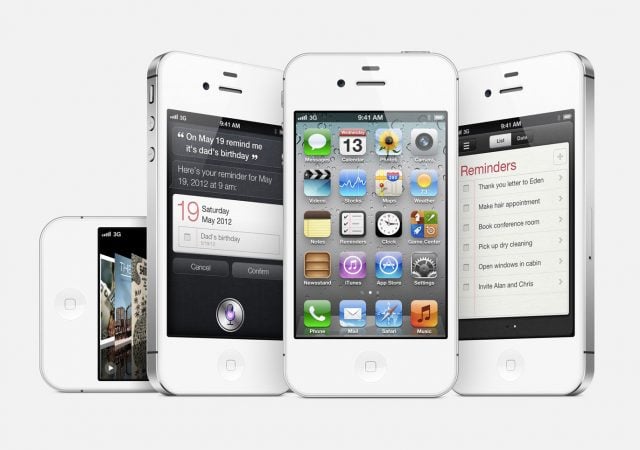 Trzy białe smartfony iPhone przedstawione jeden obok drugiego na białym tle, z różnymi interfejsami na ekranach: lewy z głosowym asystentem Siri, środkowy z głównym menu z ikonami aplikacji oraz prawy z listą przypomnień.