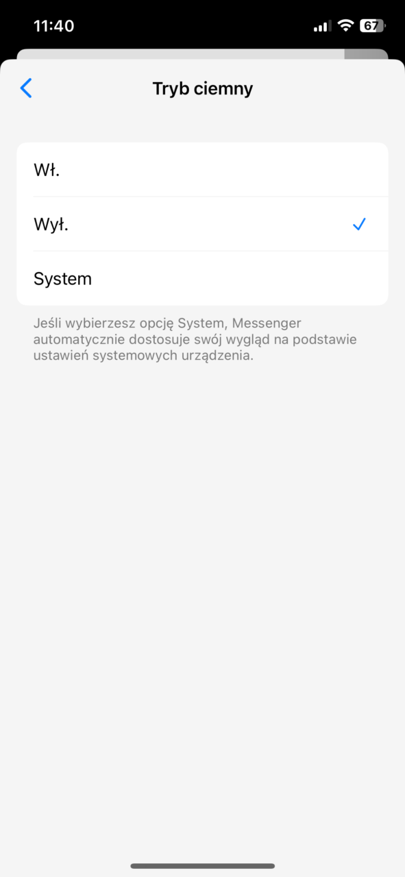 Zrzut ekranu ustawień trybu ciemnego na smartfonie z zaznaczoną opcją "System", który automatycznie dostosuje wygląd aplikacji na podstawie ustawień systemowych urządzenia.