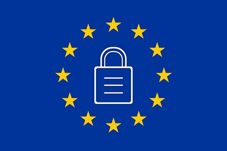 Facebook chroni pracowników przed UE