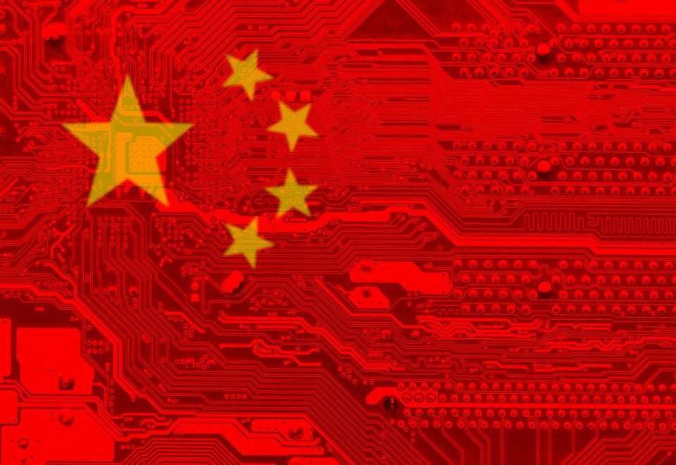 Chiny flaga na tle mikroprocesorów