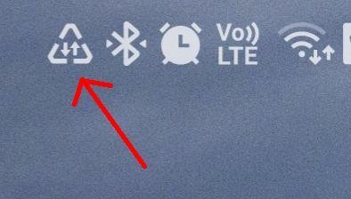 Co oznacza ikona trójkąta i strzałek w telefonie?