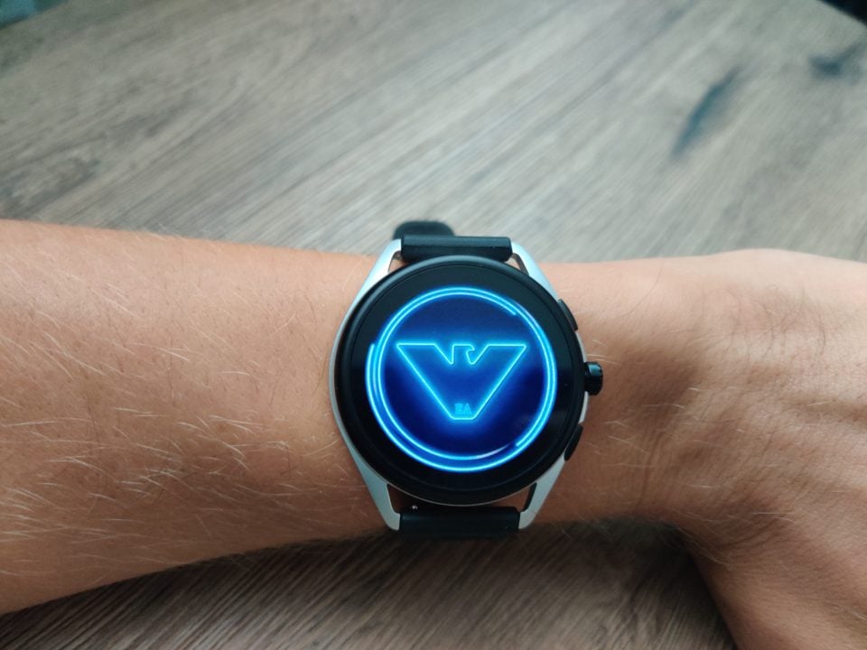 Emporio Armani Smartwatch 3 z Wear OS na nadgarstku