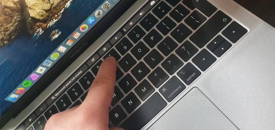MacBook Pro 2019 wadliwa klawiatura 
