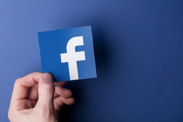 Facebook banuje za fakenewsy