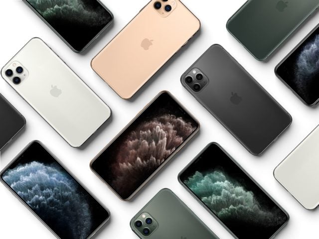 Zestaw różnokolorowych smartfonów iPhone ułożonych na białym tle z widocznymi przednimi i tylnymi panelami.