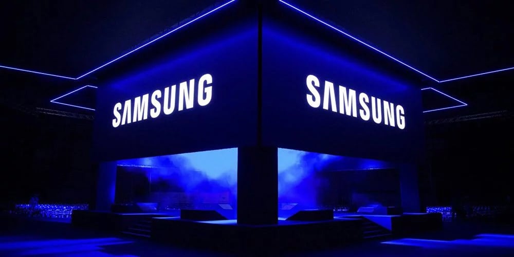 Scena promocyjna Samsung z podświetlanym logo w kolorze niebieskim.
