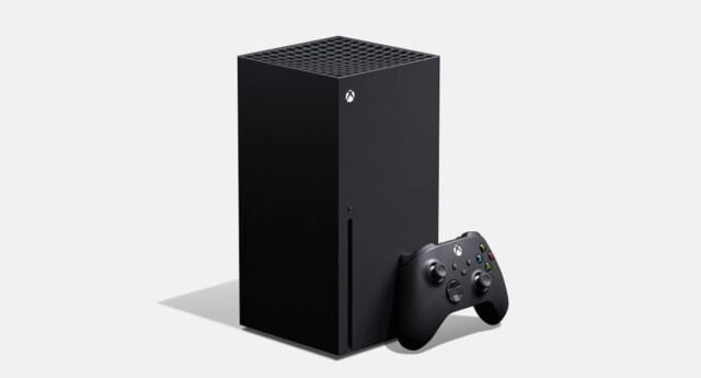 Czarna konsola Xbox Series X do gier z logo w kształcie litery X na górze i czarny bezprzewodowy kontroler z przyciskami kolorowymi umieszczony obok na białym tle.