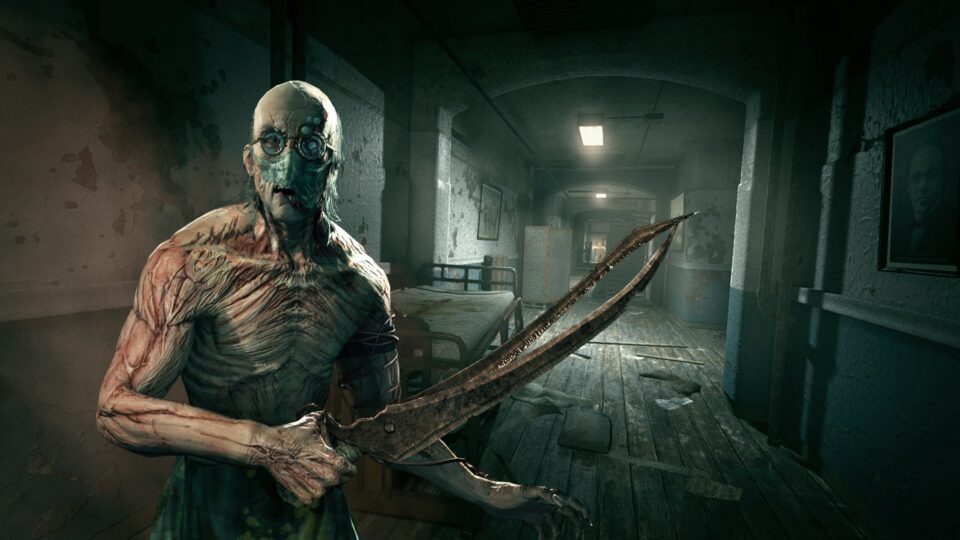 Postać przypominająca zombie z mechanicznymi modyfikacjami, trzymająca dużą, zardzewiałą piłę łańcuchową, w opuszczonym, zaniedbanym korytarzu szpitalnym.