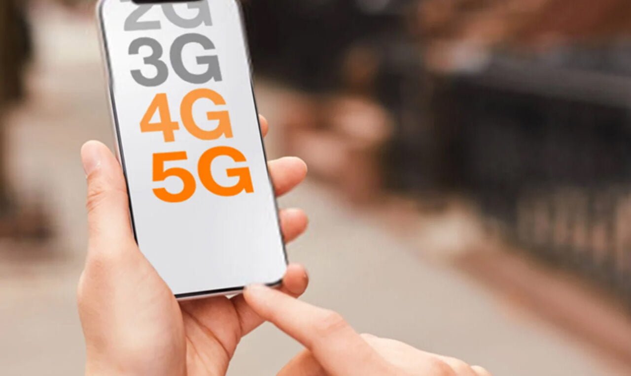 osoba korzystająca z Orange VoLTE i VoWiFi trzymająca telefon wyświetlający symbole 2G 3G 4G 5G