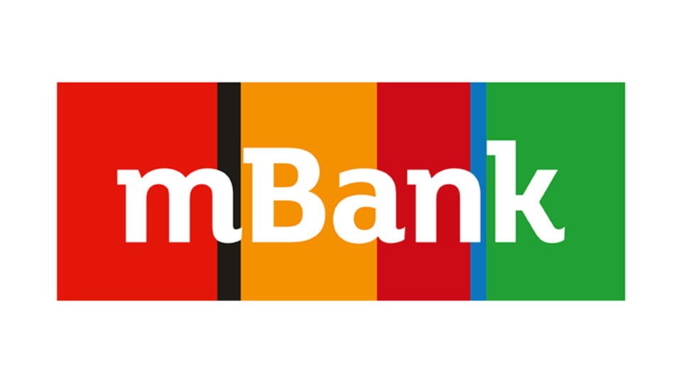 Logo mBanku na tle składającym się z poziomych pasków w kolorach czerwonym, pomarańczowym, zielonym i niebieskim.
