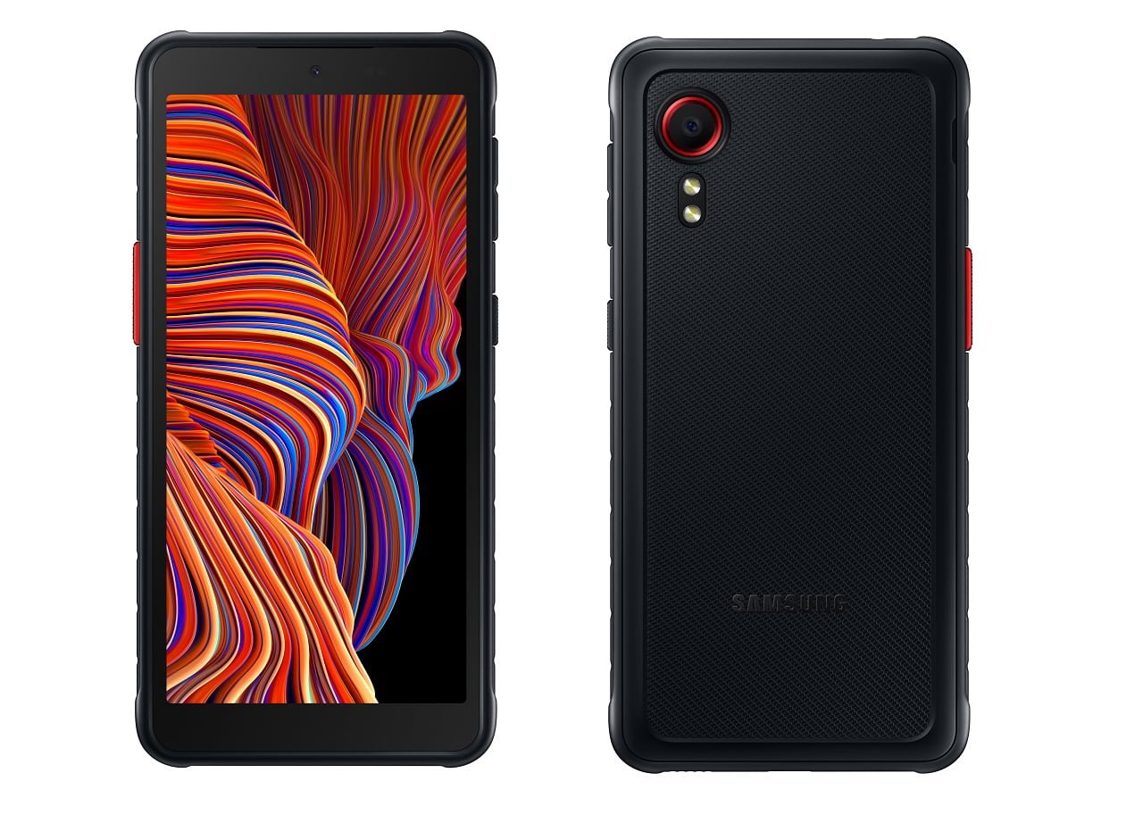 Um smartphone Samsung preto com uma tela mostrando linhas coloridas e fluidas e uma visão traseira do telefone com uma câmera e o logotipo do fabricante.