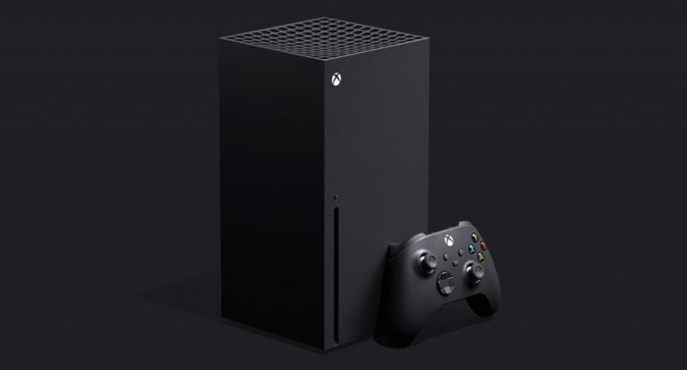 Czarna konsola Xbox Series X do gier z logo w kształcie litery X na górze i czarny bezprzewodowy kontroler z przyciskami kolorowymi umieszczony obok na ciemnym tle.