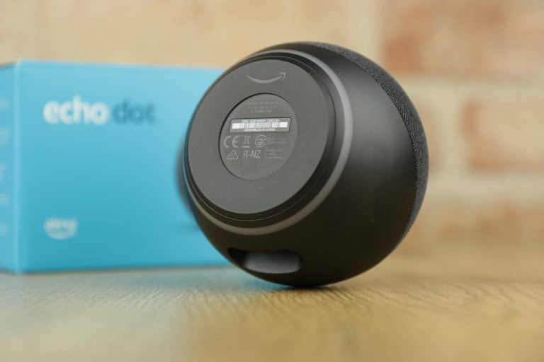 Głośnik Amazon Echo Dot z Alexa obok pudełka.