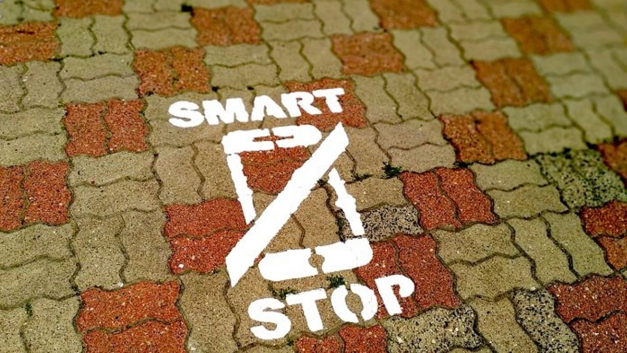 Znaki Smart Stop przed przejściem dla pieszych