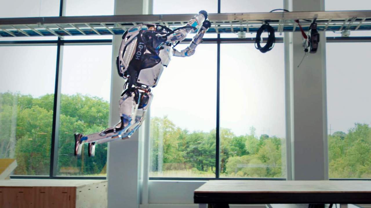 Boston Dynamics Atlas skacze i robi salta