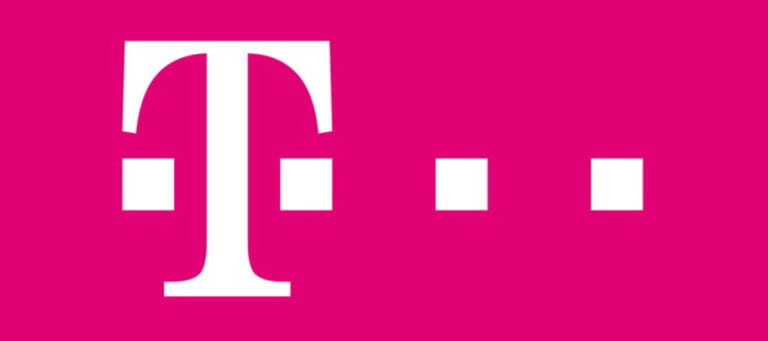 Logo firmy telekomunikacyjnej na różowym tle. W sklepach tej sieci dowiesz się jak wyłączyć pocztę głosową w T-Mobile.