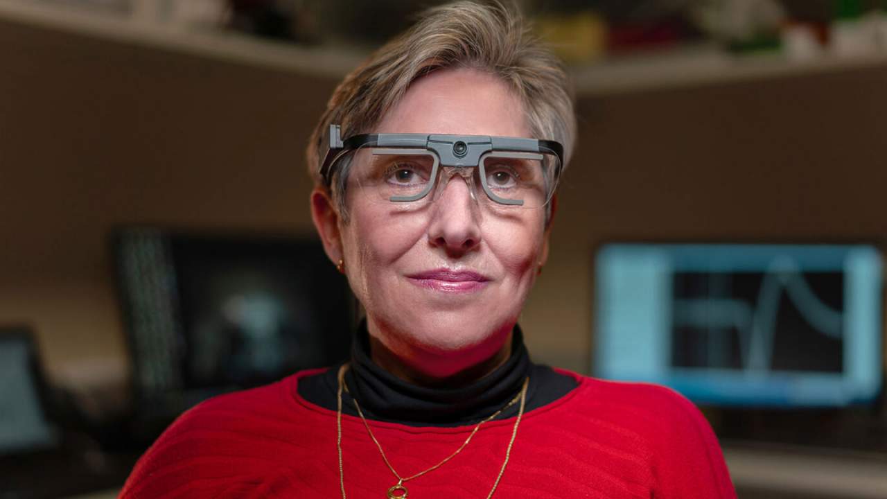 Niewidoma kobieta widzi dzięki implantom