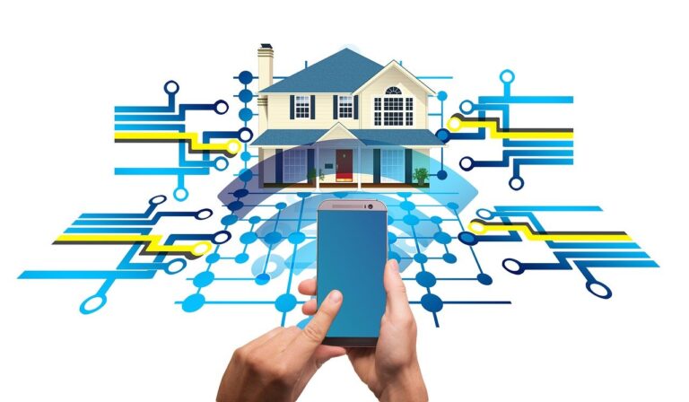 Dom jednorodzinny połączony z abstrakcyjnymi, cyfrowymi liniami i ikonami przedstawiającymi inteligentny system domowy, trzymany przez dłonie smartfon z niebieskim ekranem.