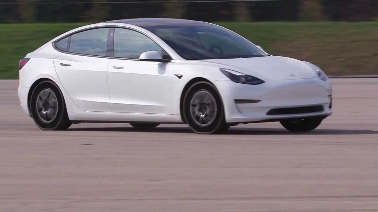 Tesla Model 3 na nowych oponach