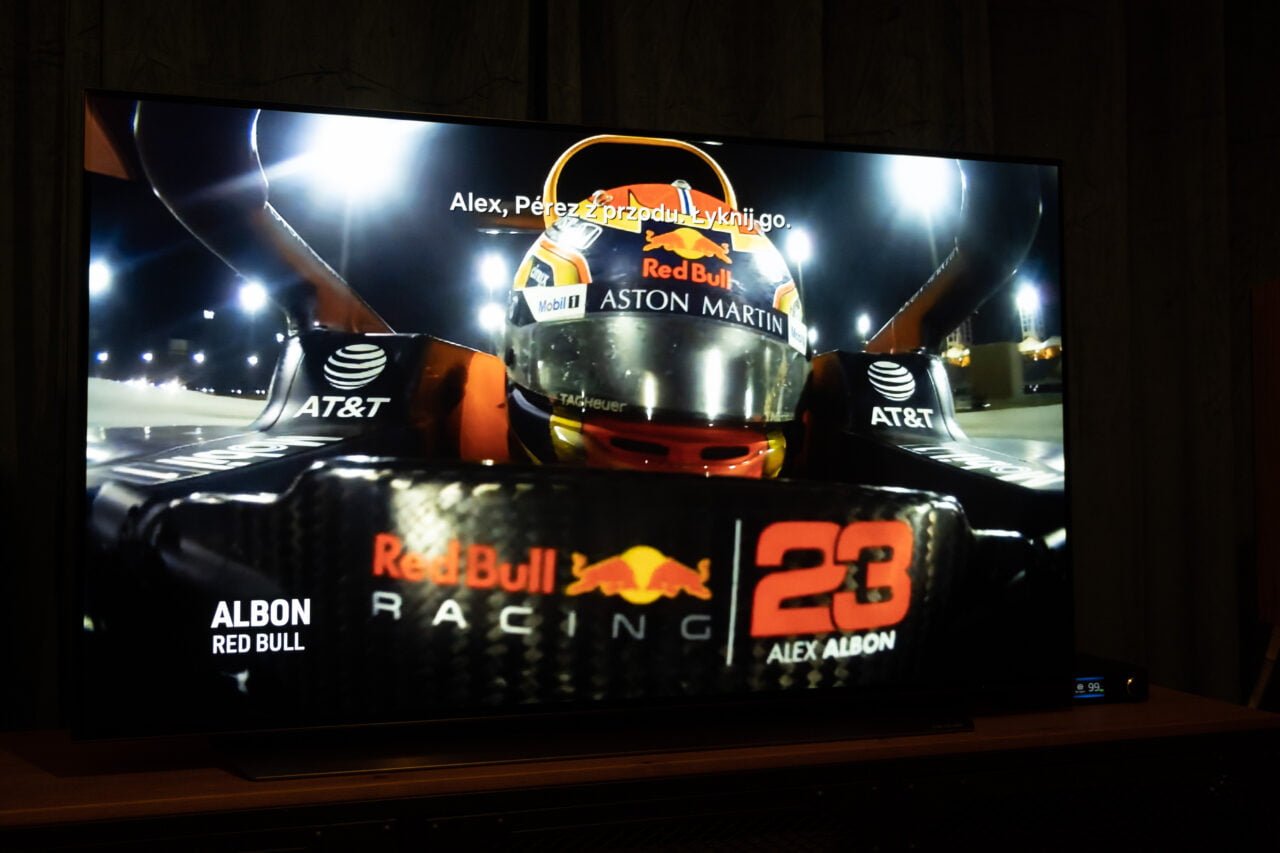 LG OLED 48C1 - Alex Albon w bolidzie Red Bulla