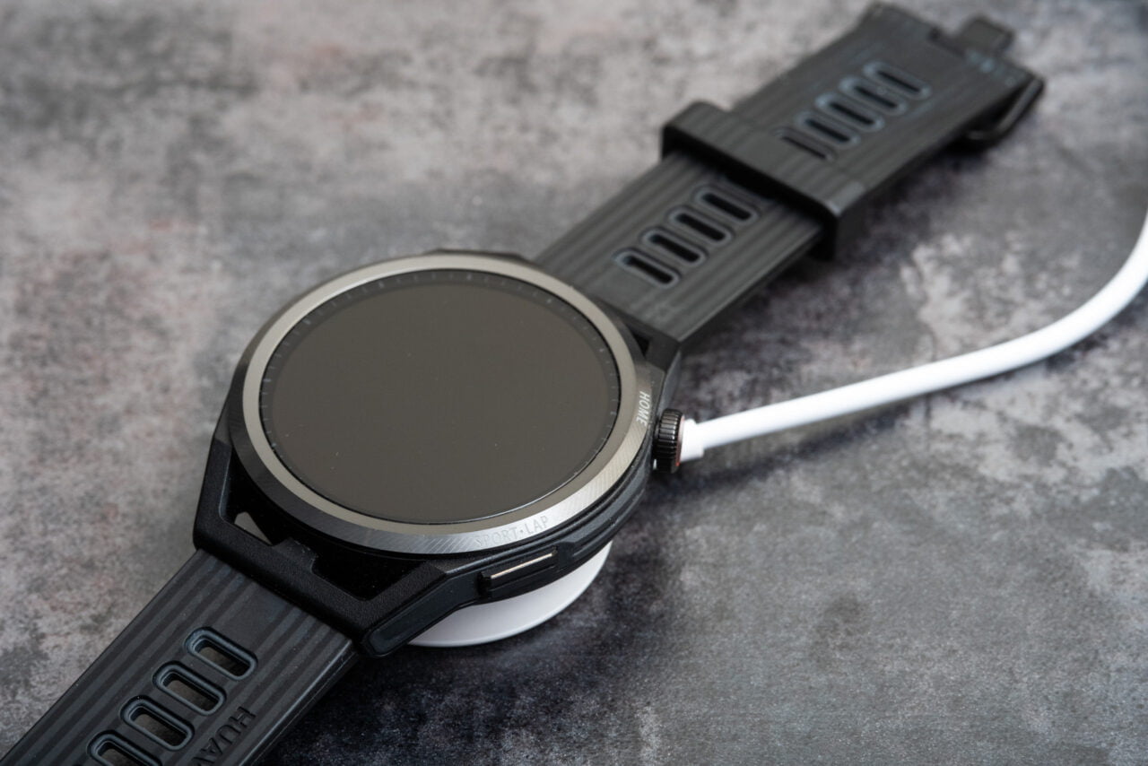 Ładowanie zegarka Huawei Watch GT Runner