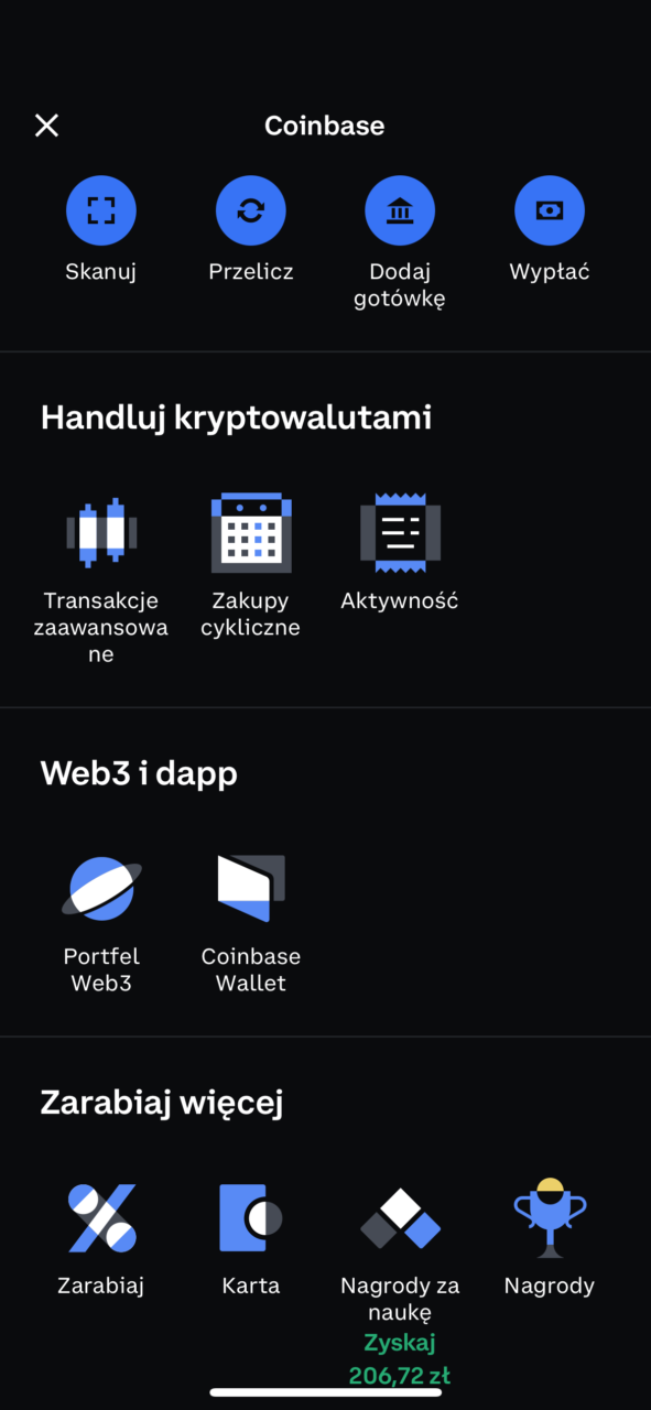 Interfejs użytkownika aplikacji Coinbase z ikonami i napisami w języku polskim, w tym opcje "Skanuj", "Przelicz", "Dodaj gotówkę", "Wypłać", "Transakcje zaawansowane", "Zakupy cykliczne", "Aktywność", "Portfel Web3", "Coinbase Wallet", "Zarabiaj", "Karta" oraz "Nagrody za naukę" z podaną kwotą nagrody.