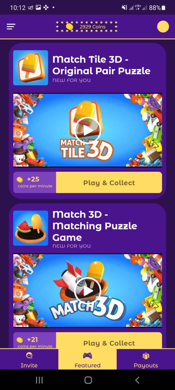 Zrzut ekranu interfejsu mobilnej gry "Match Tile 3D - Original Pair Puzzle" z przyciskiem odtwarzania, ikonami i grafiką przedstawiającą zabawki i elementy 3D oraz informacjami o zdobywaniu monet.