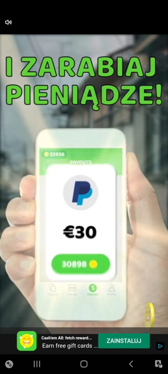 Dłoń trzymająca smartfon z aplikacją do zarabiania pieniędzy, wyświetlającą saldo w wysokości 30 euro.