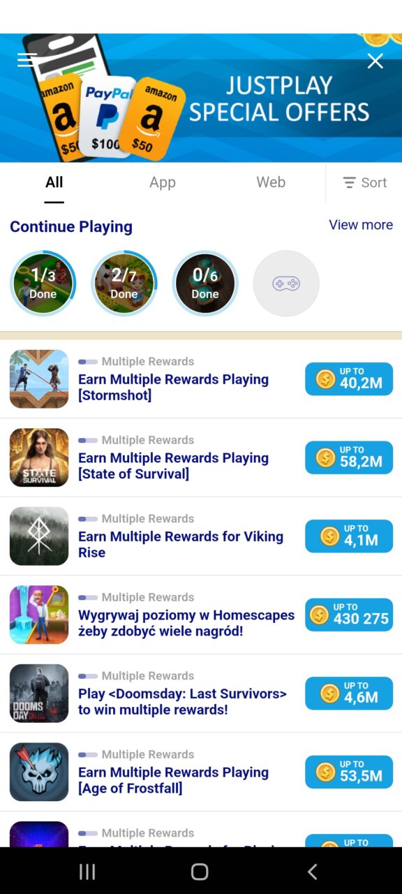 Zrzut ekranu z aplikacji mobilnej prezentujący interfejs użytkownika JustPlay z ofertami specjalnymi, w tym karty podarunkowe Amazon i PayPal, oraz listę gier oferujących różne nagrody w ramach kontynuacji rozgrywki.