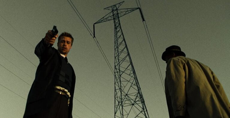 Kadr z filmu Siedem. Po lewej Brad Pitt, po prawej Morgan Freeman