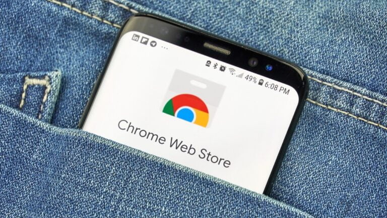 Smartfon widoczny do połowy, wystający z kieszeni dżinsowego materiału. Na ekranie logo Google Chrome Web Sotre i poniżej podpis Chrome Web Store.
