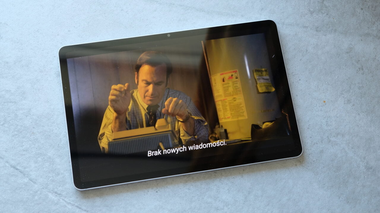 Zdjęcie tabletu przedstawiające film z platformy Netflix