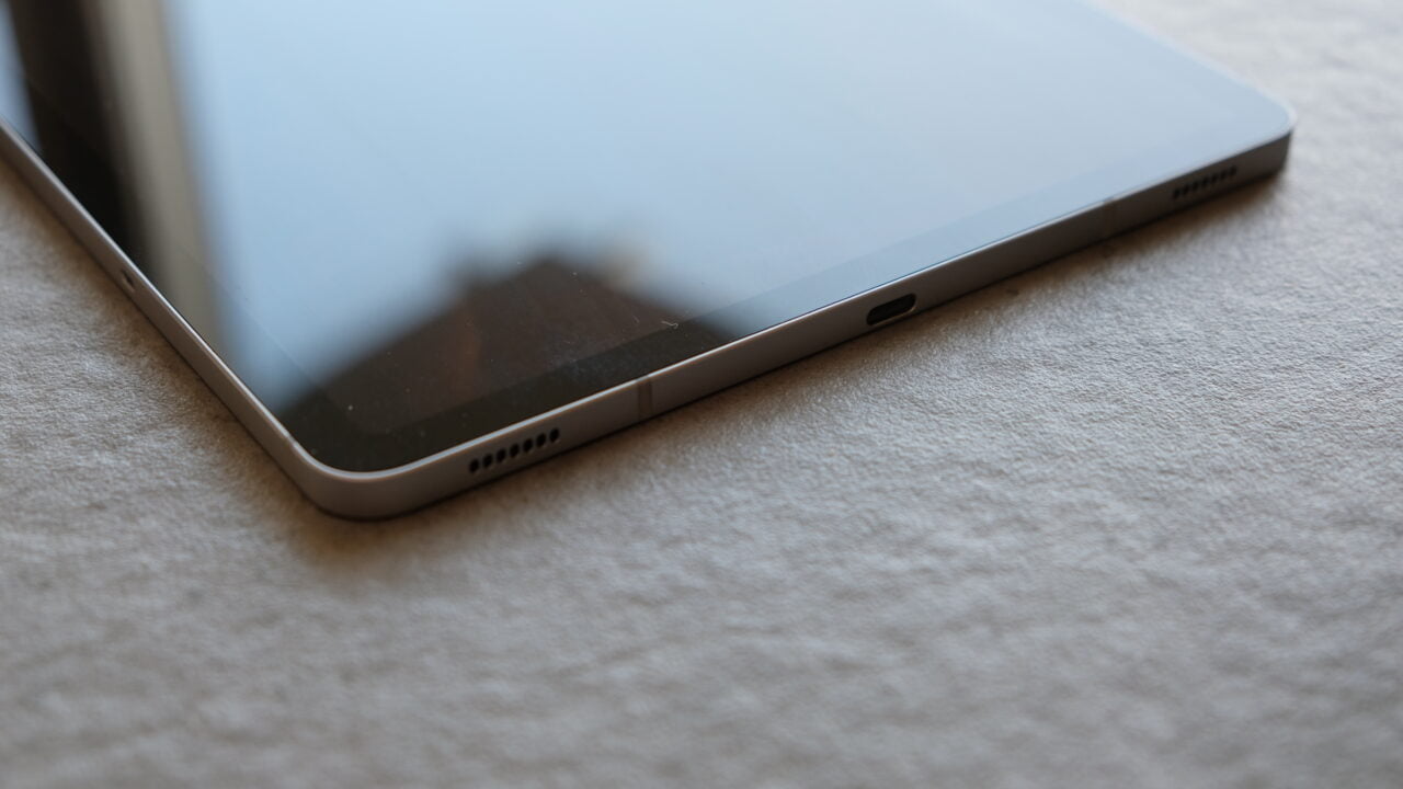 Spód tabletu Galaxy Tab S8 z widocznym gniazdem USB-C oraz grillem głośników