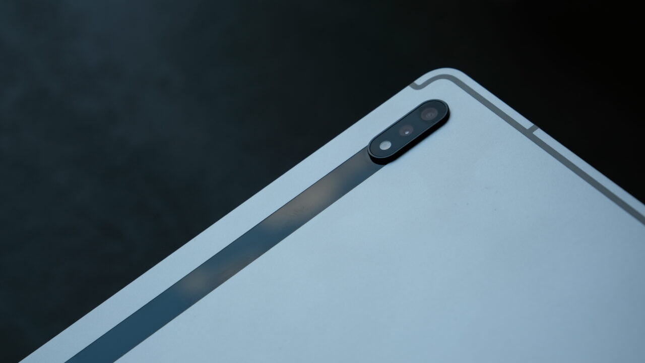 Recenzja Samsung Galaxy Tab S8- zdjęcie główne przedstawiające tył urządzenia, z widocznym aparatem i miejscem na rysik S-Pen