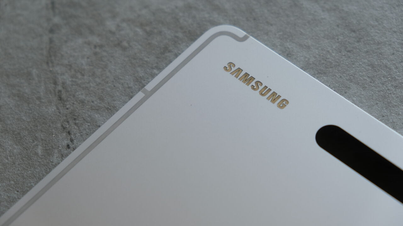 Narożnik urządzenia z logo firmy Samsung
