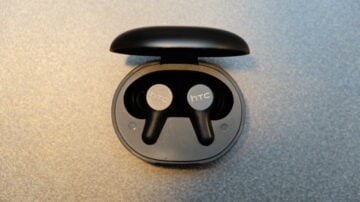 Recenzja HTC True Wireless Earbuds Plus - zdjęcie główne przedstawiające słuchawki w etui