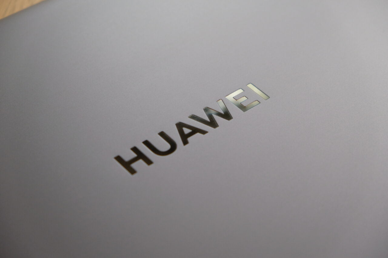 Recenzja Huawei Matebook 16, zdjęcie przedstawiające logo producenta na górze laptopa