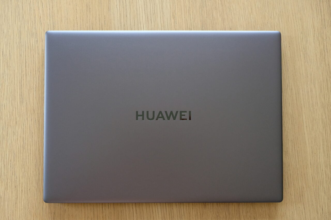 Zdjęcie od góry laptopa Huawei Matebook 16