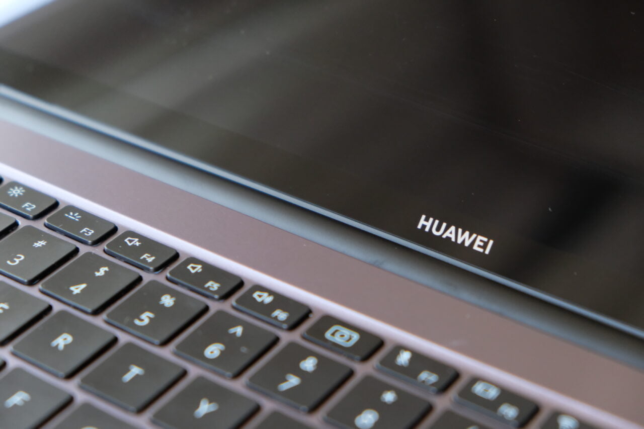 Recenzja Huawei Matebook 16, zdjecie przedstawia logo producenta umiejscowione nad klawiaturą, a pod ekranem