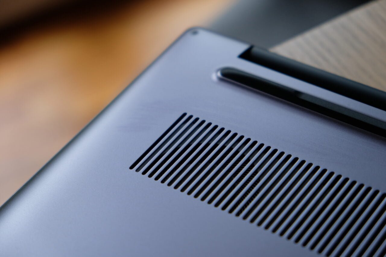 Spód laptopa Huawei Matebook 16, widoczny wentylator oraz część tylnej nóżki