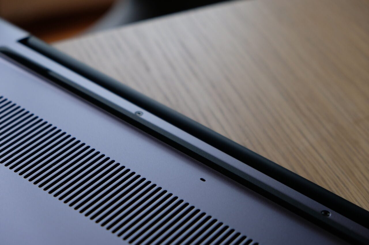 Zdjęcie spodu i zawiasu w laptopie Huawei Matebook 16
