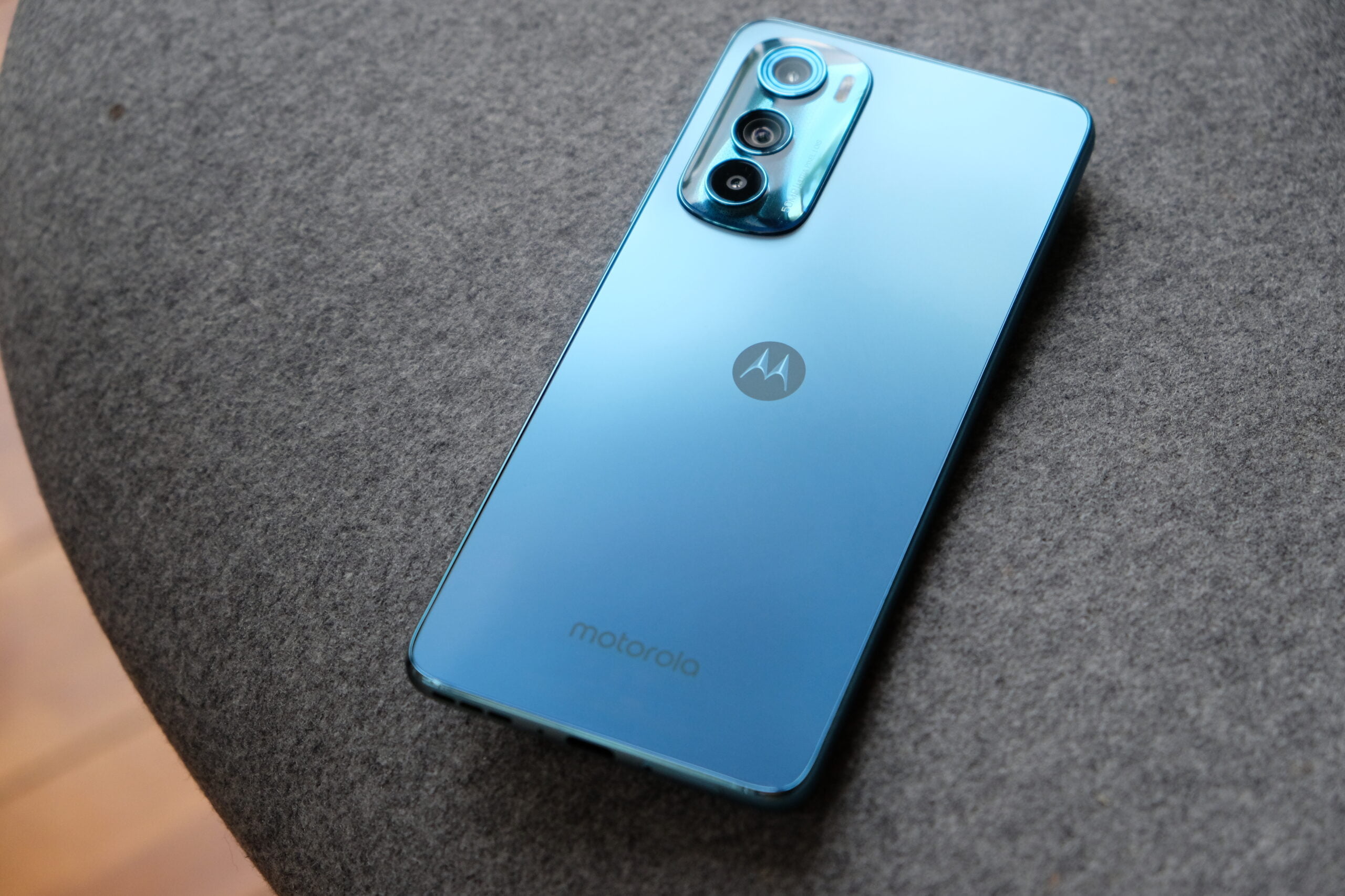 Recenzja Motorola Edge 30, zdjęcie główne, przedstawia plecki smartfona
