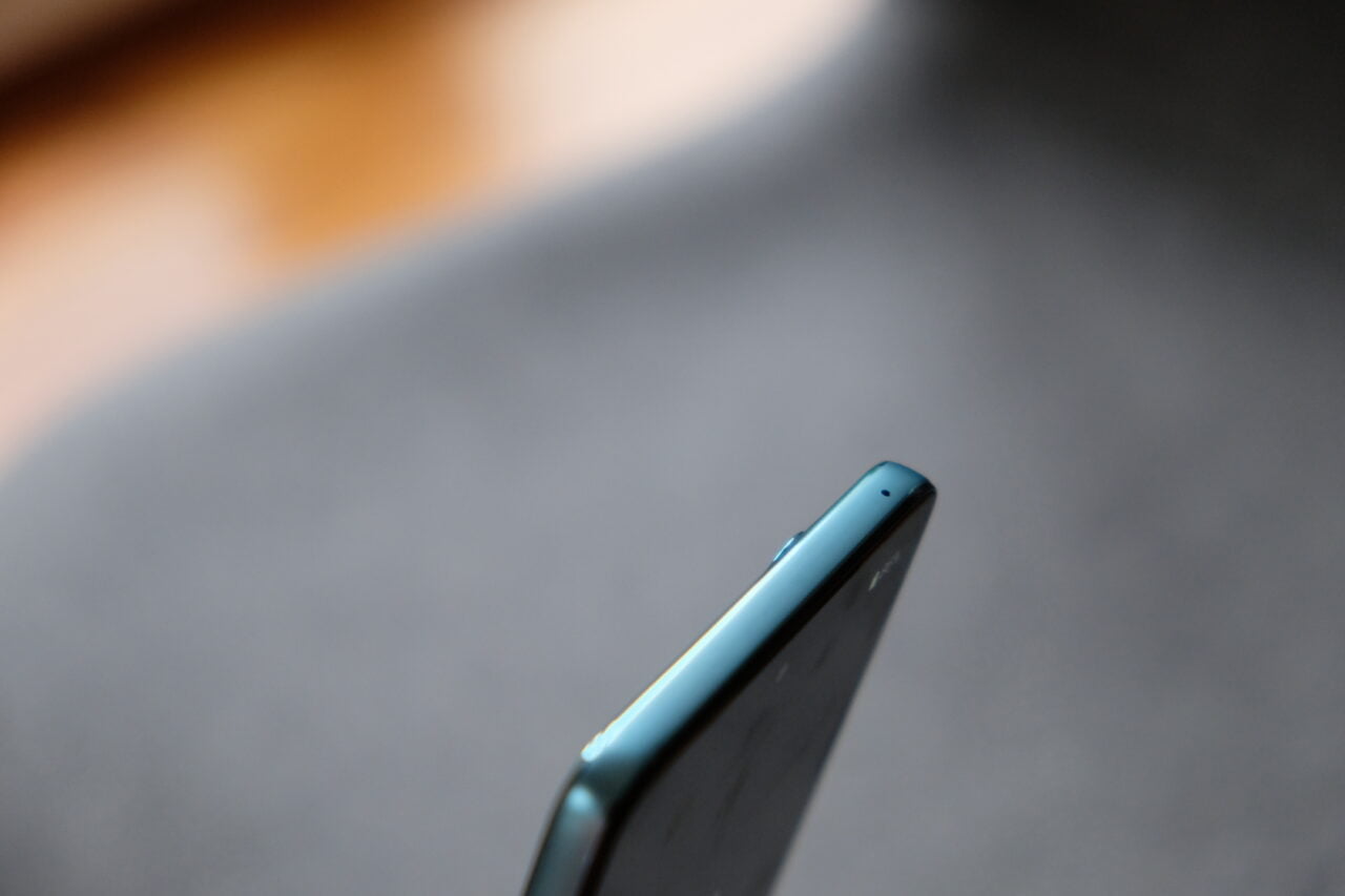 Góra telefonu Motorola Edge 30, widoczny pojedynczy mikrofon na ramce