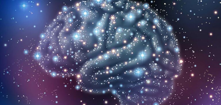 Grafika przedstawiająca ludzki mózg skomponowany z galaktycznych gwiazd i pyłu kosmicznego na tle w odcieniach fioletu i granatu.