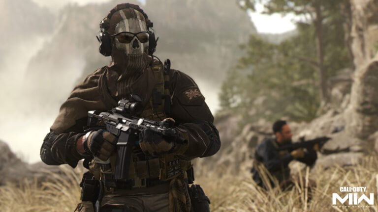 Żołnierz w masce czaszki i słuchawkach, trzymający karabin, na tle górskiego krajobrazu. W prawym dolnym rogu logo "Call of Duty: Modern Warfare II".