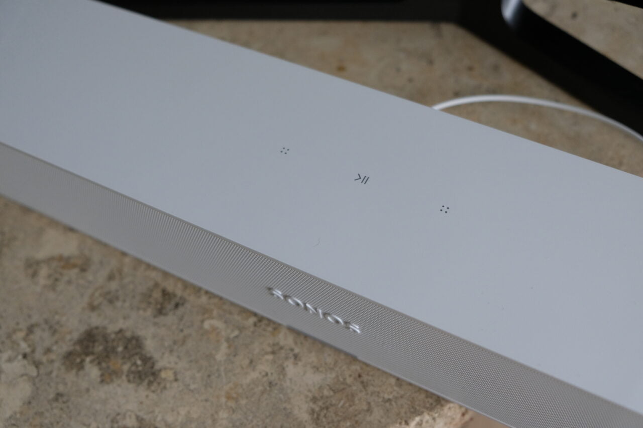 Zdjęcie przedstawia przyciski na górze soundbara Sonos Ray