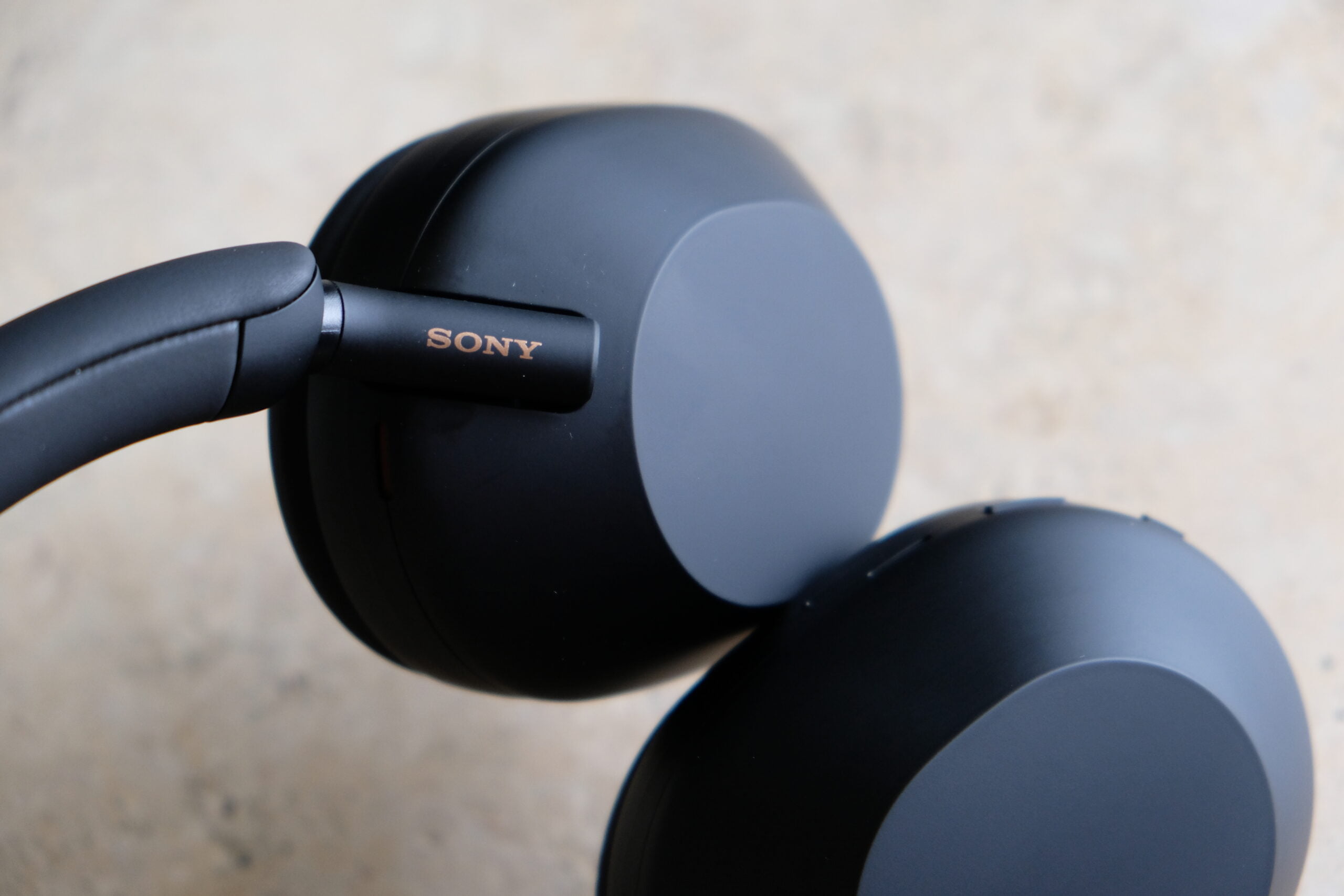 Recenzja Sony WH1000XM5, zdjęcie główne, przedstawia słuchawki z bliska