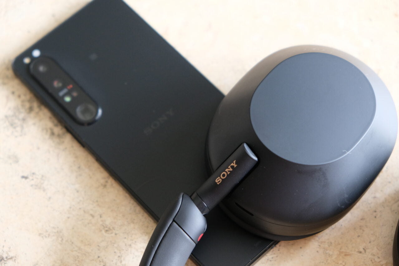 Słuchawki Sony WH1000XM5 leżące na smartfonie Sony Xperia 1 IV
