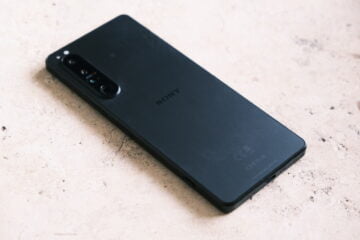 Recenzja Sony Xperia 1 IV - zdjęcie główne, przedstawia plecki telefonu